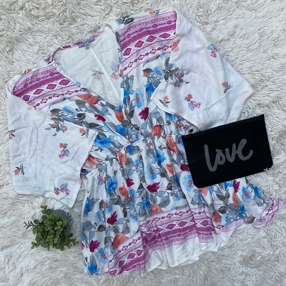 white birch Tops - 🎉HP🎉 White Birch Floral Blouse 💗 White Magenta & Blue